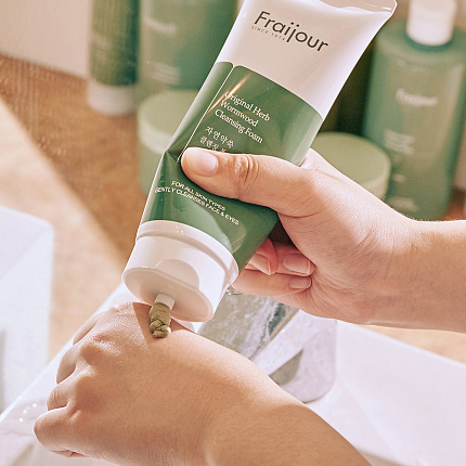 Пенка для умывания и снятия макияжа РАСТИТЕЛЬНЫЕ ЭКСТРАКТЫ Fraijour Original Herb Wormwood Cleansing Foam, 150 мл