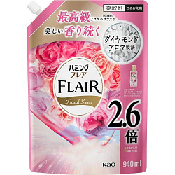 Кондиционер-смягчитель для белья KAO Flair Floral Sweet со сладким цветочным ароматом и нотками персика и ванили, сменная упаковка с крышкой 940мл