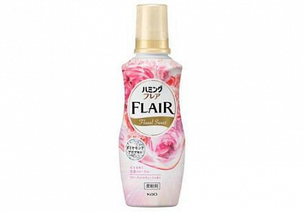 Кондиционер-смягчитель для белья KAO Flair Floral Sweet со сладким цветочным ароматом и нотками персика и ванили, бутылка с колпачком-дозатором 520мл