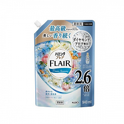 Кондиционер-смягчитель для белья KAO Flair Flower Harmony с гармоничным цветочным ароматом и нотками зеленого яблока и ландыша, сменная упаковка с крышкой 940мл